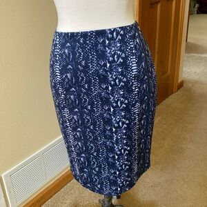 NWOT Beautiful blue snakeskin patterned Tahari size 8 pencil skirt